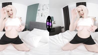 Blondie shows her new outfit