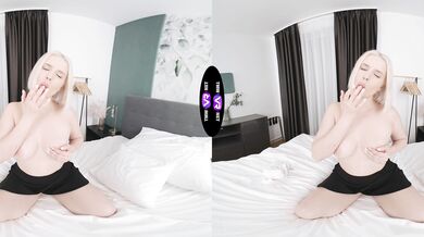 Blondie shows her new outfit