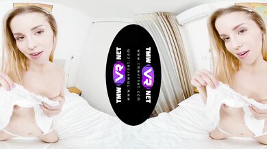 Blondie orgasms in her new lingerie