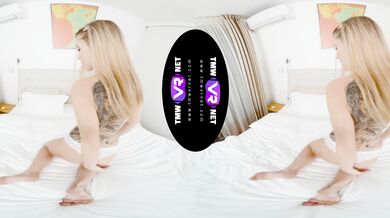 Blondie orgasms in her new lingerie