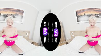 Blondie's solo party in bed