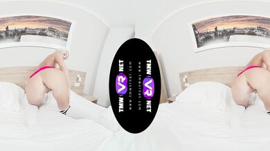 Blondie's solo party in bed