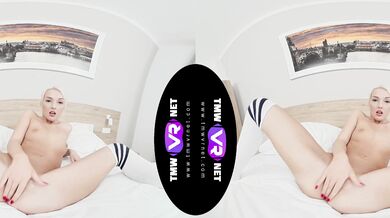 Blondie's solo party in bed