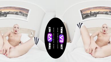 Blondie's solo party in bed