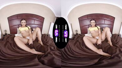 Hottie shakes her perfect ass