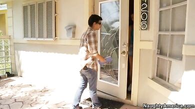 Stephani Moretti fucking in the floor with her piercings