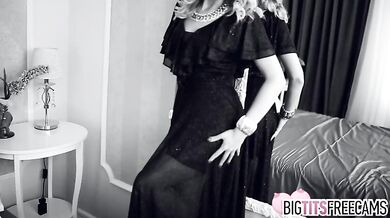 Busty And Mature Honey HillaryFlynn