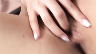 Sakura Hirota fucks her cunt with finger