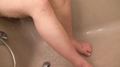 SARA rubs her cunt and fondles tits in bath