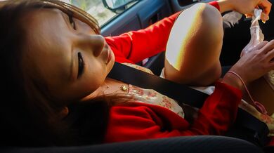 Amateur babe uses Japanese dildo in the car