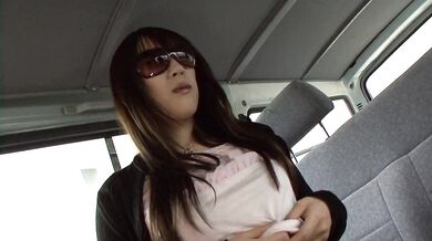 Amateur Asian girl gets ready to fuck in the car
