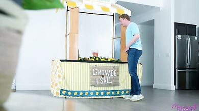 Squeezing Stepmoms Lemons - S7:E3