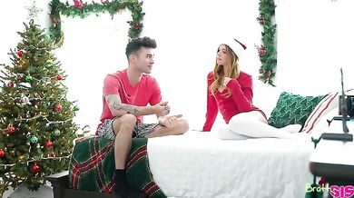 Getting Into Stepsisters Christmas Spirit - S39:E3
