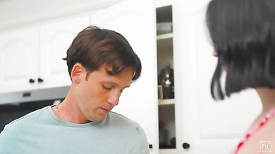 My New Hot Neighbor - S49:E18