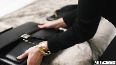 MILFY Boss lady Melissa fucks assistant on business trip