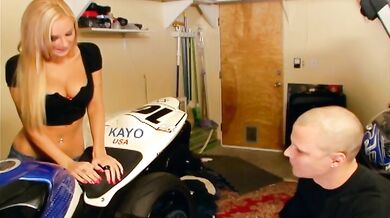 Amy Ried fucking in the bed with her innie pussy