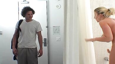 Bad girl Sara Jay fucking in the bathtub with her big ass