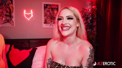 Scarlett Synn Does Her 1st Ever Girl/girl Scene With Titi Ramone