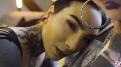 Burlesque Tattoo Beauty Gives Anal Fuck With Strap-on