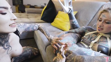 Burlesque Tattoo Beauty Gives Anal Fuck With Strap-on