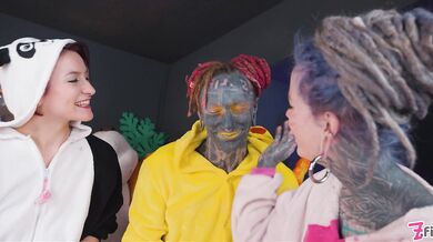Anuskatzz, Missflora, and Lilylu have some cosplay anal fisting fun