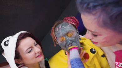 Anuskatzz, Missflora, and Lilylu have some cosplay anal fisting fun