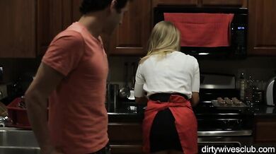 Nicole Aniston spreads her cunt on the kitchen counter and takes a big dig in it