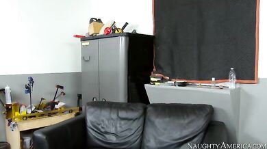 Client Jessica Jaymes fucking in the garage with her tits