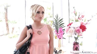 Kate England fucking in the couch with her bubble butt