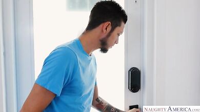 All natural hottie Vienna Black fucks boyfriend's friend as payback