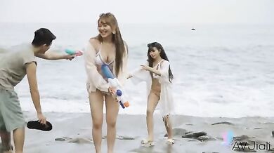 Han Nixi and her lover escape the party and sneak off to fuck