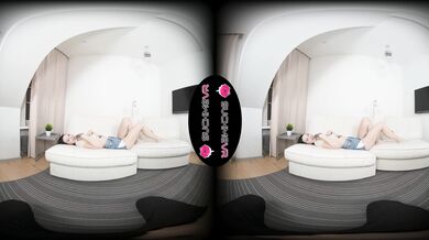 Manana Tights shows off how she masturbates with a vibrator and her fingers