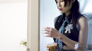 Xiao Ye Ye cheers her classmate on to study harder, with her body