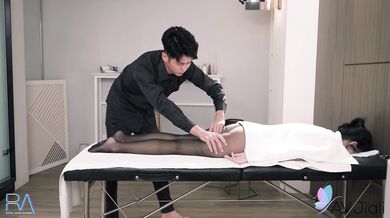 Chinese MILF Xian'erai Gets A Relaxing Massage In Pantyhose