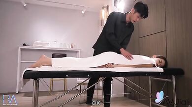 Ye Chenxin gets an erotic massage to help relieve her tension