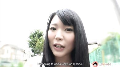 Yui Kawagoe visits a fan at his home for a threesome