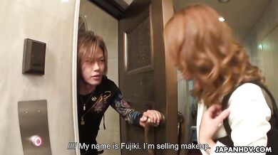 Sales lady is doing her job like a real pro