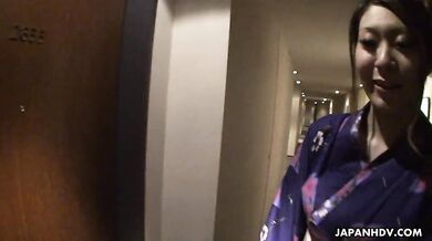 Moaning babe Yuka Kurosawa gives a ride on bed