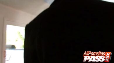 Sexy MILF Fucks the Black Delivery Guy